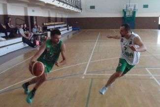 FOT. KAMIL KOZIOŁ
Mateusz Prażmo (z piłką) jest jednym z liderów Kaddi, półfinalisty rozgrywek LNBA
