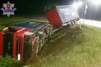 Kierowca zasnął i wjechał ciężarówką do rowu
