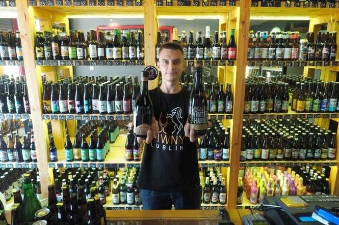 Piwo może kosztować nawet 140 zł za butelkę. Karol Wesołowski z Beer Geeka prezentuje najdroższe piwa w sklepie, fot. Maciej Kaczanowski