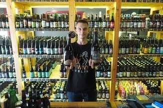 Piwo może kosztować nawet 140 zł za butelkę. Karol Wesołowski z Beer Geeka prezentuje najdroższe piwa w sklepie, fot. Maciej Kaczanowski