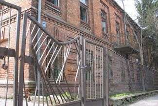 Po dawnej szkole nienaruszone pozostały jedynie charakterystyczne, ceglane mury
