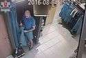 Ukradł kurtkę ze sklepu. Nagrał go monitoring (wideo)