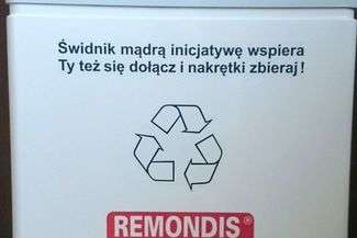 Na pojemnikach na nakrętki umieszczono hasło – wybrane w konkursie. Jego autorką jest pani Agnieszka Kiszka 
