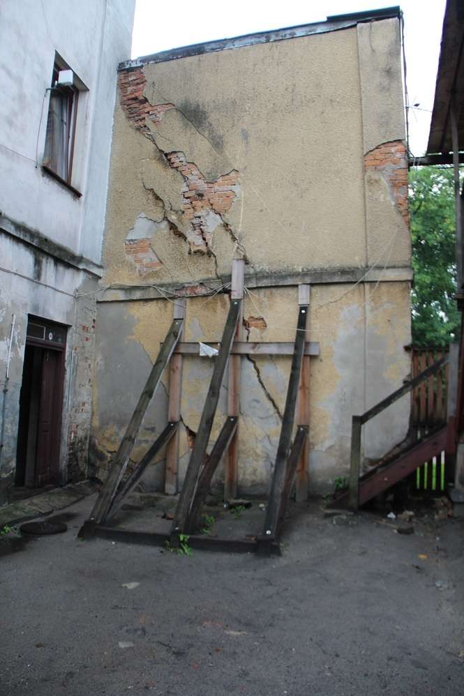 Ściana podparta drewnianym stelażem - tak wygląda podwórko przy jednej z kamieni na ul. Moniuszki w Białej Podlaskiej/ fot.E.Burda