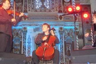 We włodawskiej Dużej Synagodze tłem sceny jest Aron ha-kodesz, czyli z pietyzmem odrestaurowana szafa ołtarzowa służąca do przechowywania zwojów Tory (fot. Jacek Barczyński)