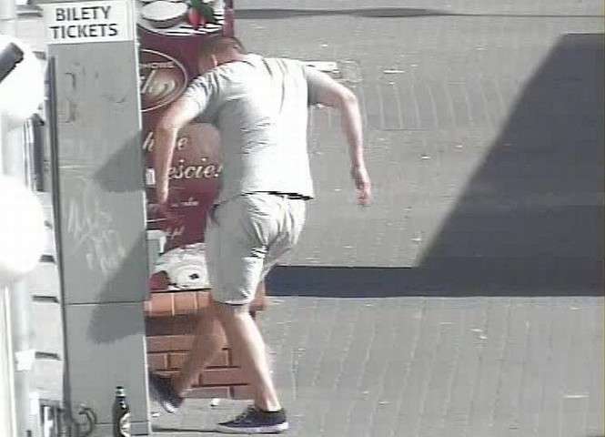 Na ul. 3 Maja, agresywny mężczyzna zaczął kopać w automat do sprzedaży biletów (fot. monitoring miejski)