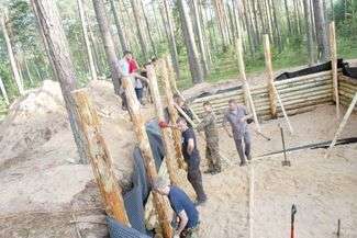 W Aleksandrowie budują obóz partyzancki. "Pomyśleliśmy, że jesteśmy to winni porucznikowi"