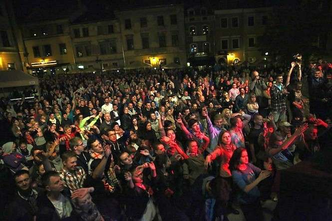 Koncerty plenerowe odbywają się na scenie na placu Po Farze (fot. EFS)