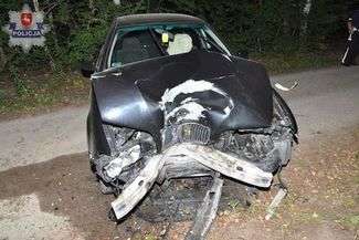 Miał 2 promile i rozbił auto na drzewie