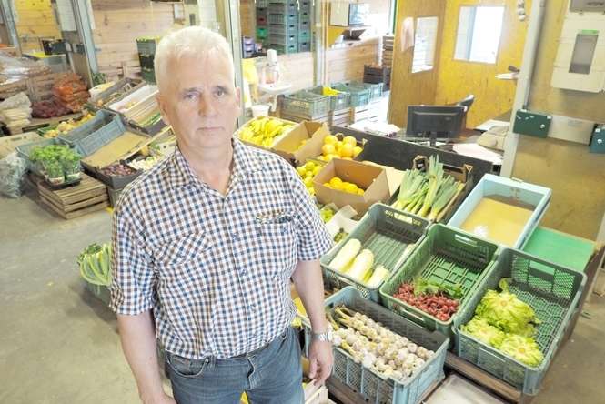 – Małych sklepów jest coraz mniej – mówi Grzegorz Tymczak, właściciel firmy „Tymwar” zajmującej się sprzedażą warzyw i owoców na giełdzie w Elizówce. – Kiedy zaczynałem działalność, sprzedawaliśmy towar do około 40 sklepów, teraz zaledwie do kilkunastu<br />
