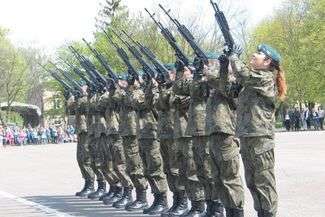 St. szer. Aneta Czyżewska-Gospodarek jest jedyną kobietą w 12-osobowej grupie specjalizującej się w musztrze paradnej