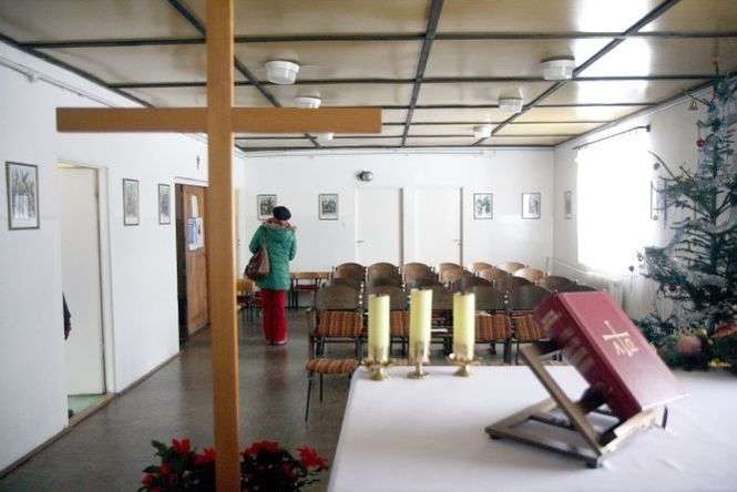 Szkoła w Janówku koło Mełgwi: w sali ćwiczeń stoi ołtarz, w sali obok można się wyspowiadać, a w dawnym pokoju nauczycielskim urządzono zakrystię 