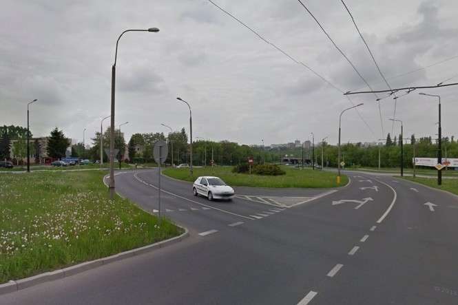 Rondo u zbiegu ul. Diamentowej i Wrotkowskiej (fot. Google Street View)