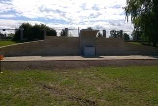 Ściana Pamięci jest już gotowa. Brakuje jedynie tablic z tekstem. Zostaną one zawieszone w przeddzień uroczystości