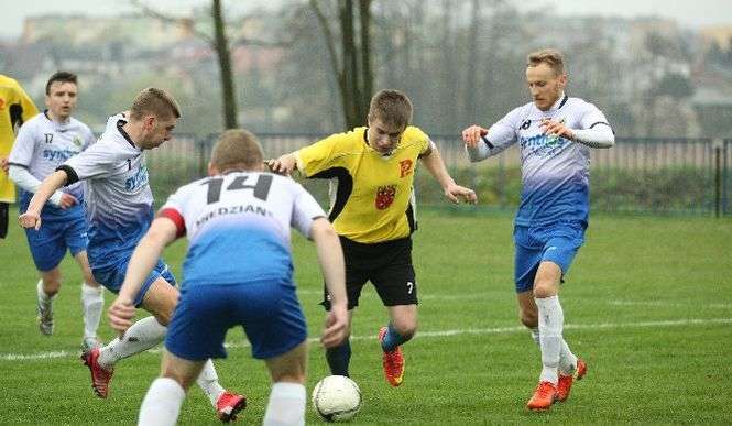 Fot. Maciej Kaczanowski<br />
Tomasz Szklarz (z piłką) jest jednym z najbardziej doświadczonych graczy w ekipie z Piask