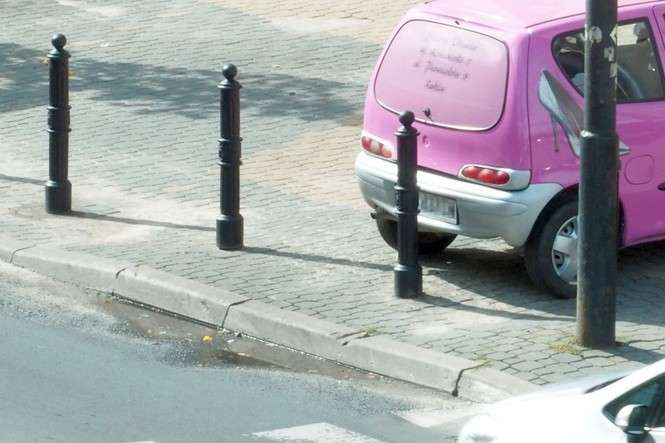 Trwa montaż słupków mających uniemożliwiać parkowanie za blisko przejścia dla pieszych – takie słupki są już np. na Krakowskim Przedmieściu obok ul. 3 Maja (fot. Maciej Kaczanowski)
