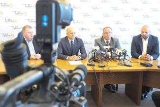 We wtorekw lubelskim Ratuszu odbyła się konferencja prasowa poświęcona wrześniowemu spotkaniu pomiędzy Polską i Estonią. Od lewej Marek Lembrych (prezes Lubelskiego Związku Koszykówki), Krzysztof Żuk (prezydent Lublina), Grzegorz Bachański (prezes Polskiego Związku Koszykówki) i Arkadiusz Pelczar (prezes TBV Startu Lublin).
FOT. MACIEJ KACZANOWSKI
