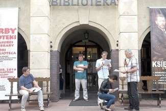 Próba przedstawienia przed lubelską biblioteką. Pracownicy placówki w rolach sienkiewiczowskich (od lewej): Artur Sitko - Marek Winicjusz, Grzegorz Winnicki - Ursus, Albert Walendowski - Chrześcijanin Kryspus, Izabela Radlińska – Ligia i Piotr Mikulec - Święty Piotr (fot. Wojciech Nieśpiałowski)