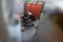 Złodziej na zapleczu sklepu. Nagrała go kamera (wideo)