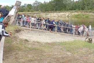 Przez most pontonowy łączący ukraińskie Zbereże z polskimi Adamczukami odprawiano ok. 10 tys. osób dziennie
