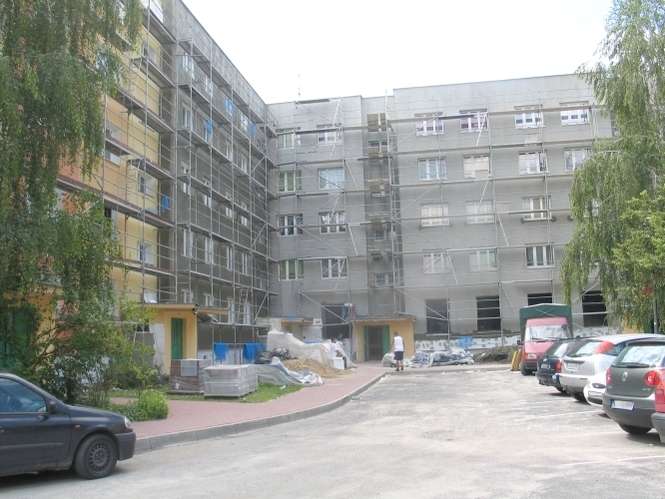Jednym z większych przedsięwzięć inwestycyjnych ChSM jest trwające jeszcze docieplanie budynku przy ul. Szymanowskiego 8 
