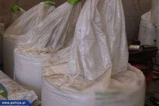 Sprzedali ponad 1000 ton podrobionego nawozu. Policja rozbiła grupę przestępczą