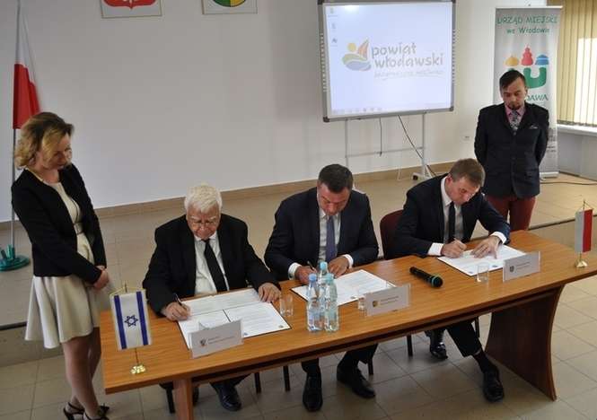 Umowę podpisali (od lewej) Haim Zuri, Andrzej Romańczuk, starosta włodawski i Wiesław Muszyński