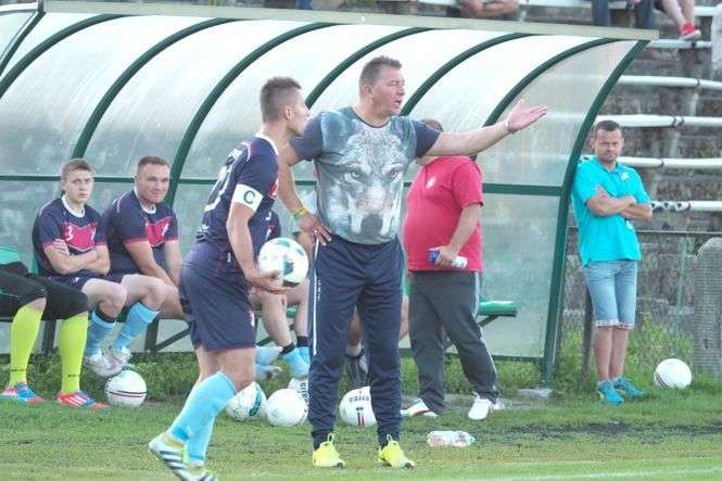 FOT. MACIEJ KACZANOWSKI<br />
Marek Dec (w zielonej koszulce) obecnie jest trenerem Sygnału lublin. W przeszłości jednak prowadził również piłkarzy z Milejowa<br />
