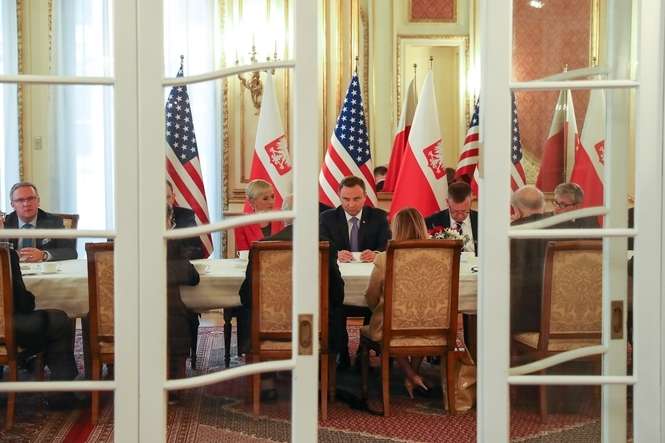 Para prezydencka podczas spotkania ze środowiskami żydowskimi w nowojorskim konsulacie (fot. Kancelaria Prezydenta)