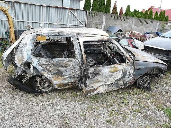 Jeden z 18-latków miał podpalić volkswagena, by zatrzeć ślady wypadku