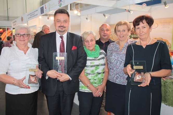 Tegoroczni laureaci (od lewej) Maria Siej, Sławomir Struski, przedstawiciele OSM Opole Lubelskie