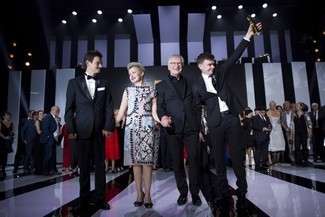 Ekipa „Ostatniej rodziny” ze „Złotym Lwem” (fot. Krzysztof Mystkowski / materiały prasowe)