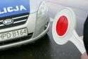 Uciekał przed policją i porzucił auto. Chwilę później zgłosił jego kradzież