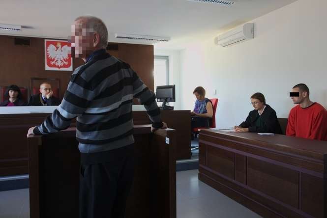 – Zeskoczył z traktora z siekierą w ręku i na mnie – opowiadał wczoraj na sali sądowej Marian Z. Proces Sławomira S. toczy się w Sądzie Okręgowym w Lublinie. <br />
