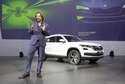 Podpis: Słowak Jozef Kabaň, główny stylista Škody, prezentuje swoje najnowsze dziecko – kodiaq, fot. Škoda Auto

 