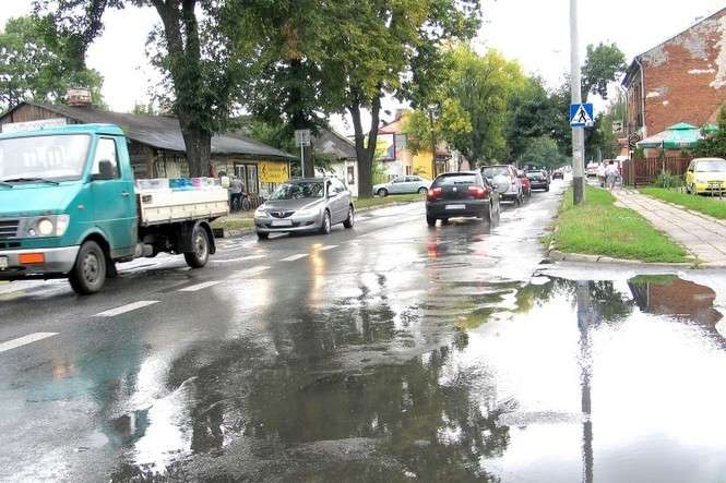 Z roku na rok ul. Kolejowa coraz bardziej nabiera charakteru drogowego toru przeszkód (fot. Jacek Barczyński)