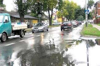 Z roku na rok ul. Kolejowa coraz bardziej nabiera charakteru drogowego toru przeszkód (fot. Jacek Barczyński)