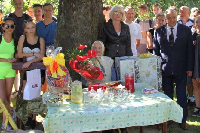 Wspólne zdjęcie pod wiekową jabłonią, która ma tyle samo lat co jubilatka – 107-letnia pani Marianna Błaziak