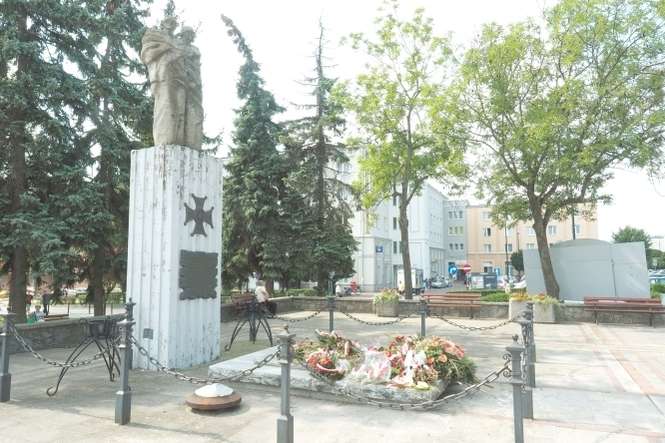 Pomnik ku Chwale Żołnierza Polskiego tzw. „Bolek i Lolek” został odsłonięty w 1975 roku