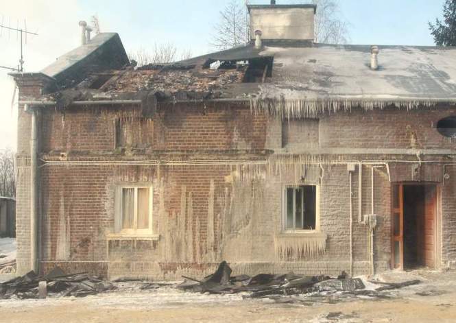 Na działce stoi budynek gospodarczy oraz wielorodzinny dom mieszkalny uszkodzony w pożarze, który wybuchł tu w 2014 r.