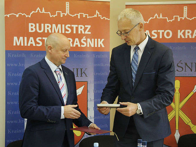 Burmistrz Kraśnika Mirosław Włodarczyk (na zdjęciu z prawej strony). Obok  jego nowy zastępca - Dariusz Lisek. (fot. Urząd Miasta w Kraśniku)