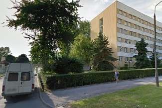 Nieruchomość leży tuż za parkingiem na tyłach hotelu Huzar (fot. Google Street View)