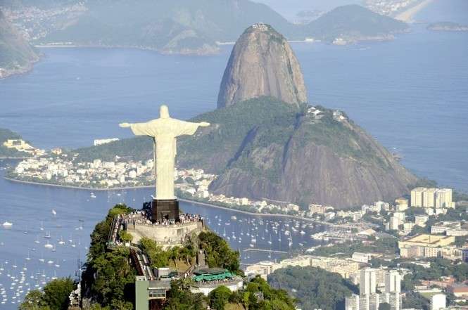 Pomnik Chrystusa Odkupiciela z góry patrzy na miasto (fot. Rio Media Center)