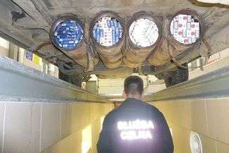 Przemytnicy wykorzystują do ukrycia tytoniowej kontrabandy wiele pustych przestrzeni znajdujących się w pojazdach (fot. Izba Celna w Białej Podlaskiej)