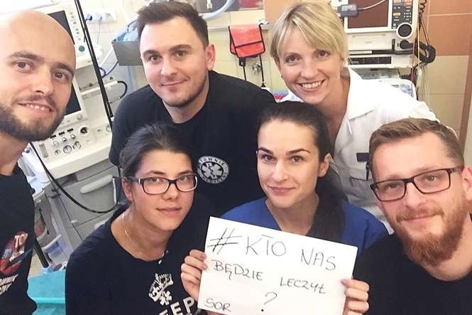 Przedstawiciele zawodów medycznych w całej Polsce fotografują się z hasłem: „Kto nas będzie leczył” i publikują zdjęcia na Facebooku