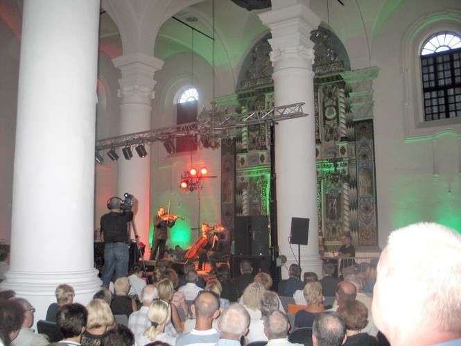 Podczas festiwalowych koncertów wnętrza świątyń wypełnione są do ostatniego miejsca (fot. Jacek Barczyński)