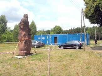 Obecna infrastruktura sobiborskiego muzeum to jedynie prowizorycznie ustawiony kontener, nad którym góruje przeniesiony z terenu dawnego obozu Pomnik Więźniarki (fot. Jacek Barczyński)