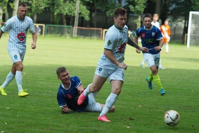Aleksiej Pritulak zdobył w niedzielę trzy gole dla Chełmianki. Jednego z rzutu wolnego, jednego z karnego i kolejnego z akcji<br />
FOT. MACIEJ KACZANOWSKI
