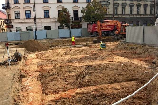 Mury zniszczonego przez Niemców hotelu Victoria odkryte przy Krakowskim Przedmieściu