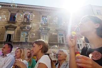 Różowe wstążki i baloniki. Kobiety mówią o czymś bardzo ważnym